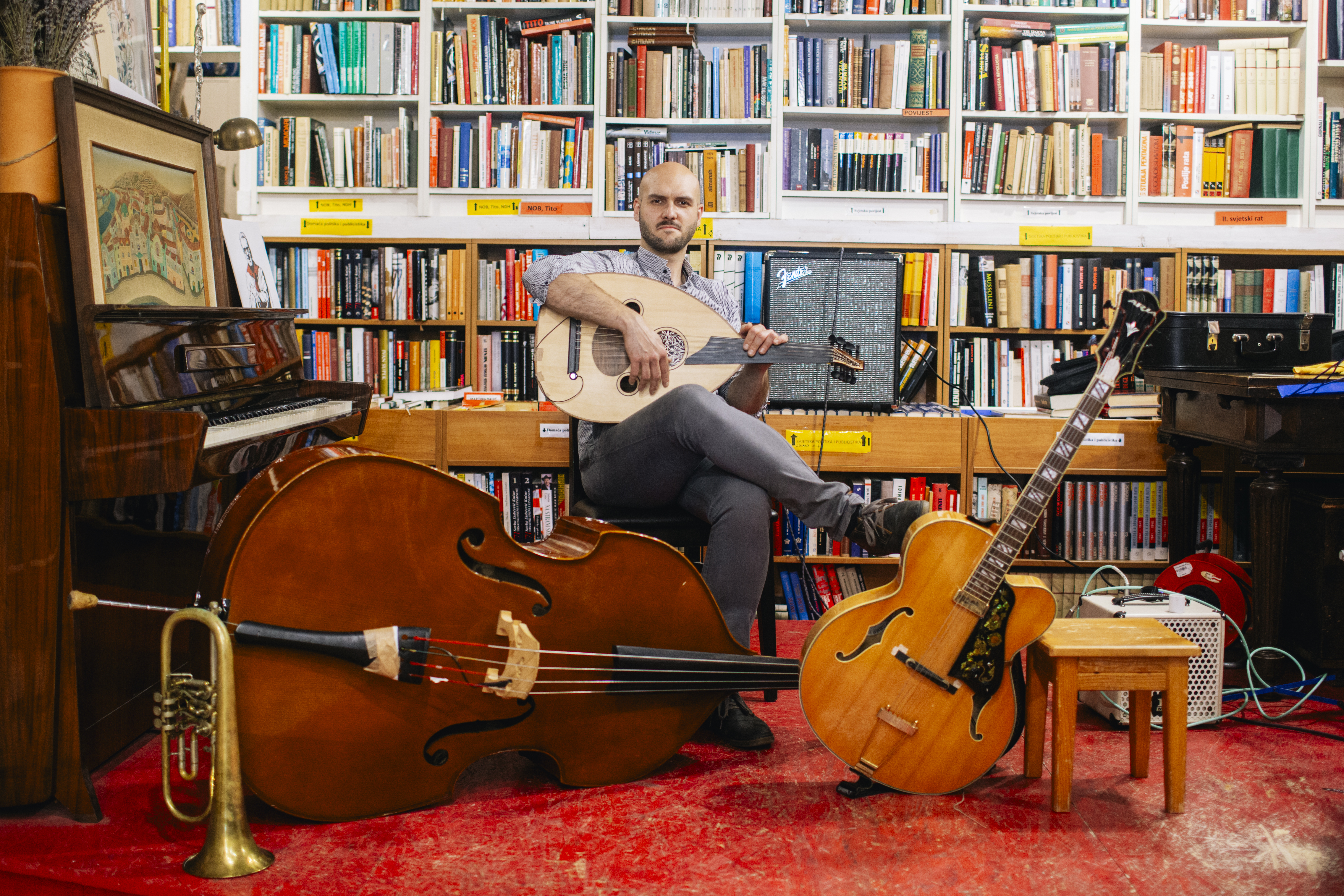 Karlo Ilić u sobi s instrumentima